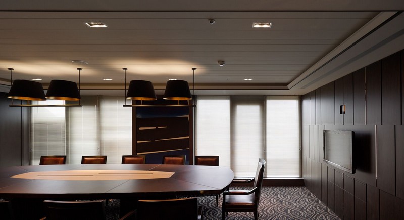 黑色寧靜的辦公室裝修會議室效果圖
